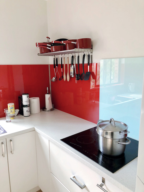 Cooktops with splashback and shelves